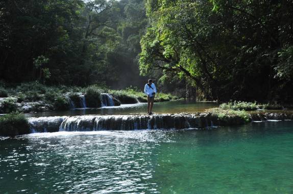 Caminhando nas pontes de pedra em Semuc Champey, na Guatemala